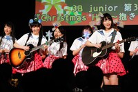 鈴木萌花（左）と雨宮かのん（右）によるアコースティックギターの演奏に合わせて「はじめてのチュウ」を歌う3B junior。（撮影：笹森健一）