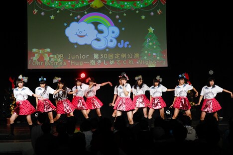 安室奈美恵「a walk in the park」をパフォーマンスする愛来と3B juniorのメンバー。（撮影：笹森健一）