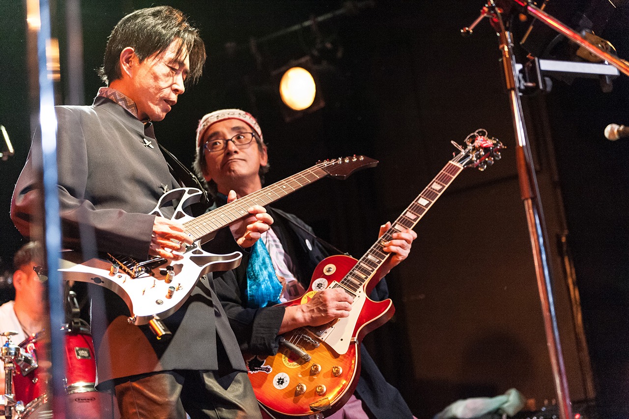 「ヒカシューの絶景クリスマス」より、左から平沢進、三田超人（ヒカシュー）。（Photo by MASAAKI IKEDA /SOUL GRAPH）
