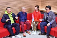 角淳一とJean-Ken Johnnyの対談をモニタリングする出演者たち。(c)MBS