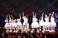 モーニング娘。'17「モーニング娘。誕生20周年記念コンサートツアー2017秋～We are MORNING MUSUME。～工藤遥卒業スペシャル」東京・日本武道館公演の様子。