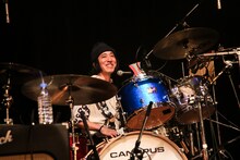 かみむー氏（Dr）（撮影：にしゆきみ）