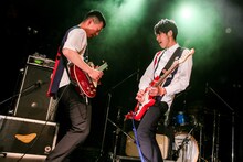 左からおいたん（G, Cho）、いちろー（Vo, G）。（撮影：にしゆきみ）