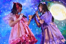 「キラキラ☆ビューン」を歌う山田なみ（左）と宮島るりか（右）。