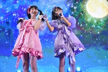 「キラキラ☆ビューン」を歌う山田なみ（左）と宮島るりか（右）。