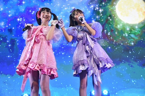 「キラキラ☆ビューン」を歌う山田なみ（左）と宮島るりか（右）。