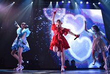 「『好き。』」を歌う今井マイ、椎名エル、木村ミサ（左から）。