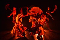 「E.M.B.」を披露するむすびズム。