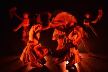 「E.M.B.」を披露するむすびズム。