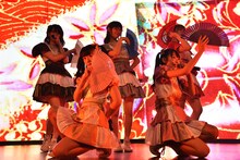 「E.M.B.」を披露するむすびズム。