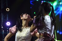 山田なみ（左）の頬をつまむ宮島るりか（右）。