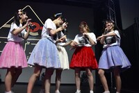 むすびーズからのサプライズに驚くむすびズム。