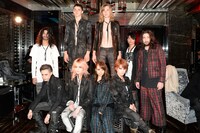 「SWITCHBLADE」のアイテムに身を包んだモデルたち。（撮影：緒車寿一）