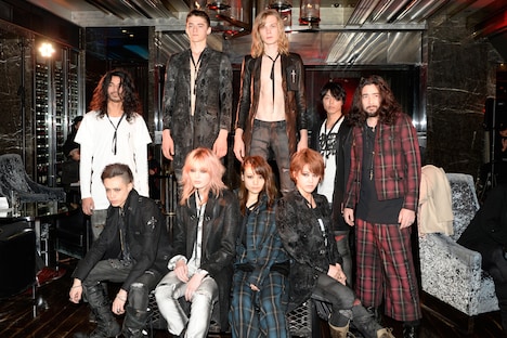 「SWITCHBLADE」のアイテムに身を包んだモデルたち。（撮影：緒車寿一）