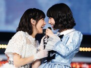 AKB48「渡辺麻友卒業コンサート～みんなの夢が叶いますように～」より渡辺麻友と柏木由紀。