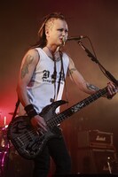 CHIROLYN（Vo, B）(c)HEADWAX ORGANIZATION CO.,LTD.（Photo by nonfix creative［HIROYUKI UENO / HITOMI KATADA］）