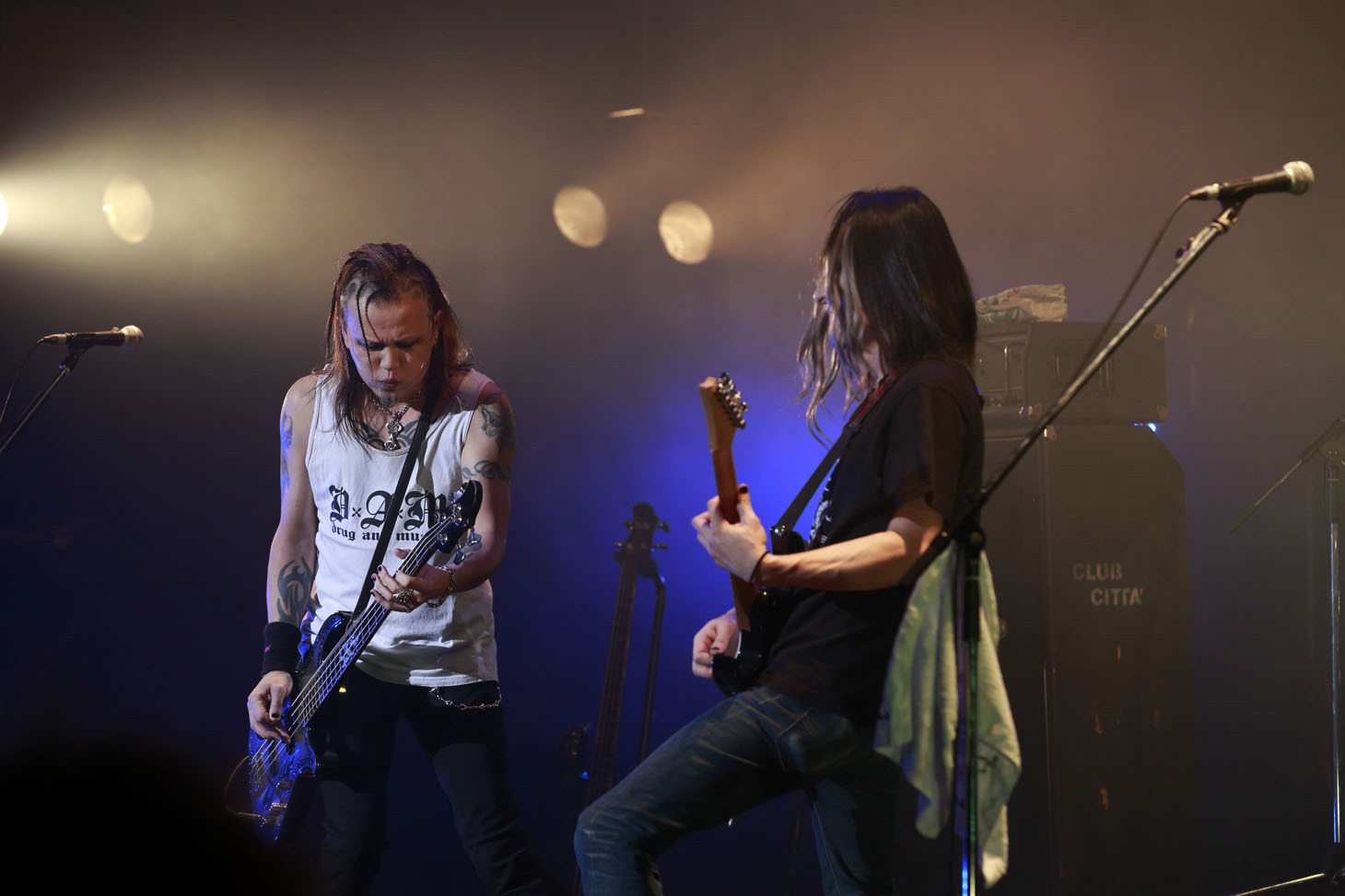 CHIROLYN（Vo, B）とHIDEYUKI（G）。(c)HEADWAX ORGANIZATION CO.,LTD.（Photo by nonfix creative［HIROYUKI UENO / HITOMI KATADA］）