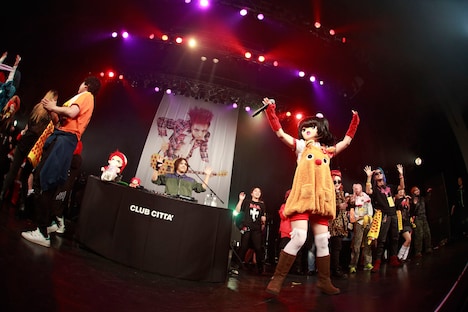 DJ-INA、桃知みなみ、ステージに上がったファン。(c)HEADWAX ORGANIZATION CO.,LTD.（Photo by nonfix creative［HIROYUKI UENO / HITOMI KATADA］）