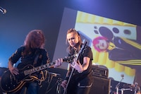 hideバンドセッション時のPATA（G）、CHIROLYN（B）。(c)HEADWAX ORGANIZATION CO.,LTD.（Photo by nonfix creative［HIROYUKI UENO / HITOMI KATADA］）