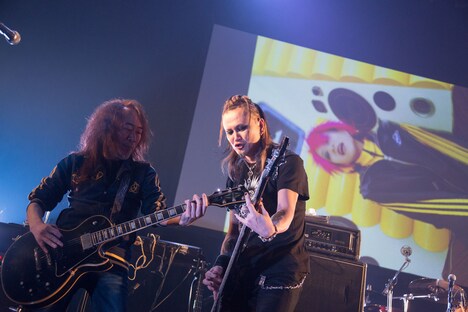 hideバンドセッション時のPATA（G）、CHIROLYN（B）。(c)HEADWAX ORGANIZATION CO.,LTD.（Photo by nonfix creative［HIROYUKI UENO / HITOMI KATADA］）