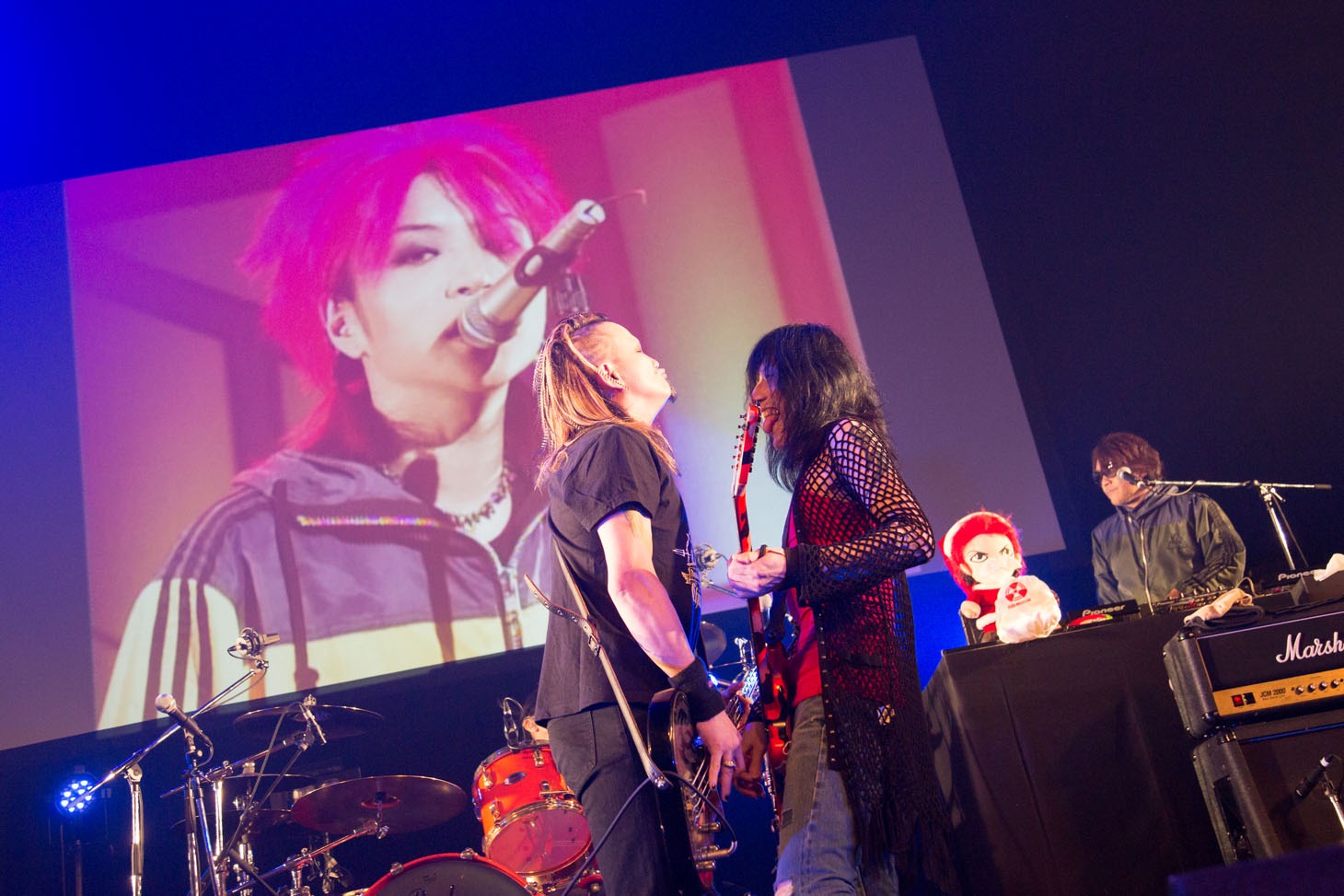hideバンドセッション時のCHIROLYN（B）、Kiyoshi（G）、I.N.A.。(c)HEADWAX ORGANIZATION CO.,LTD.（Photo by nonfix creative［HIROYUKI UENO / HITOMI KATADA］）