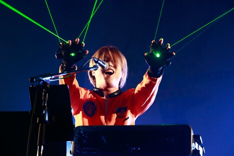 CUTT（Vo, G / SPEED OF LIGHTS）(c)HEADWAX ORGANIZATION CO.,LTD.（Photo by nonfix creative［HIROYUKI UENO / HITOMI KATADA］）