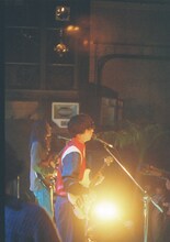 左から加藤成順（G / MONO NO AWARE）、玉置周啓（G, Vo / MONO NO AWARE）。（撮影：マスダレンゾ）