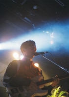 玉置周啓（G, Vo / MONO NO AWARE）（撮影：マスダレンゾ）