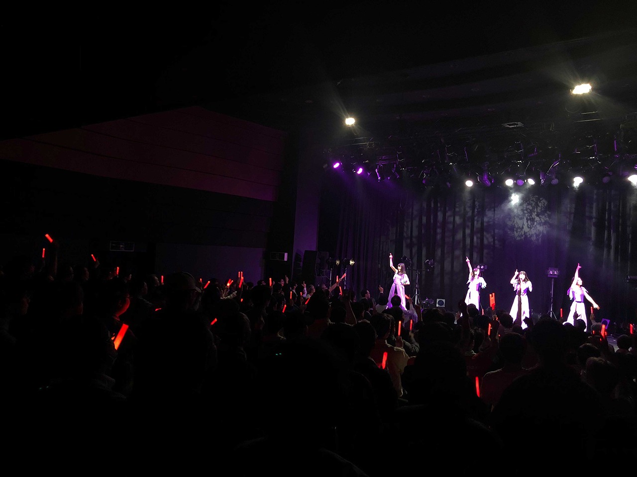 東京女子流「復刻版！定期ライブ」2017年12月11日公演の様子。（写真提供：エイベックス）