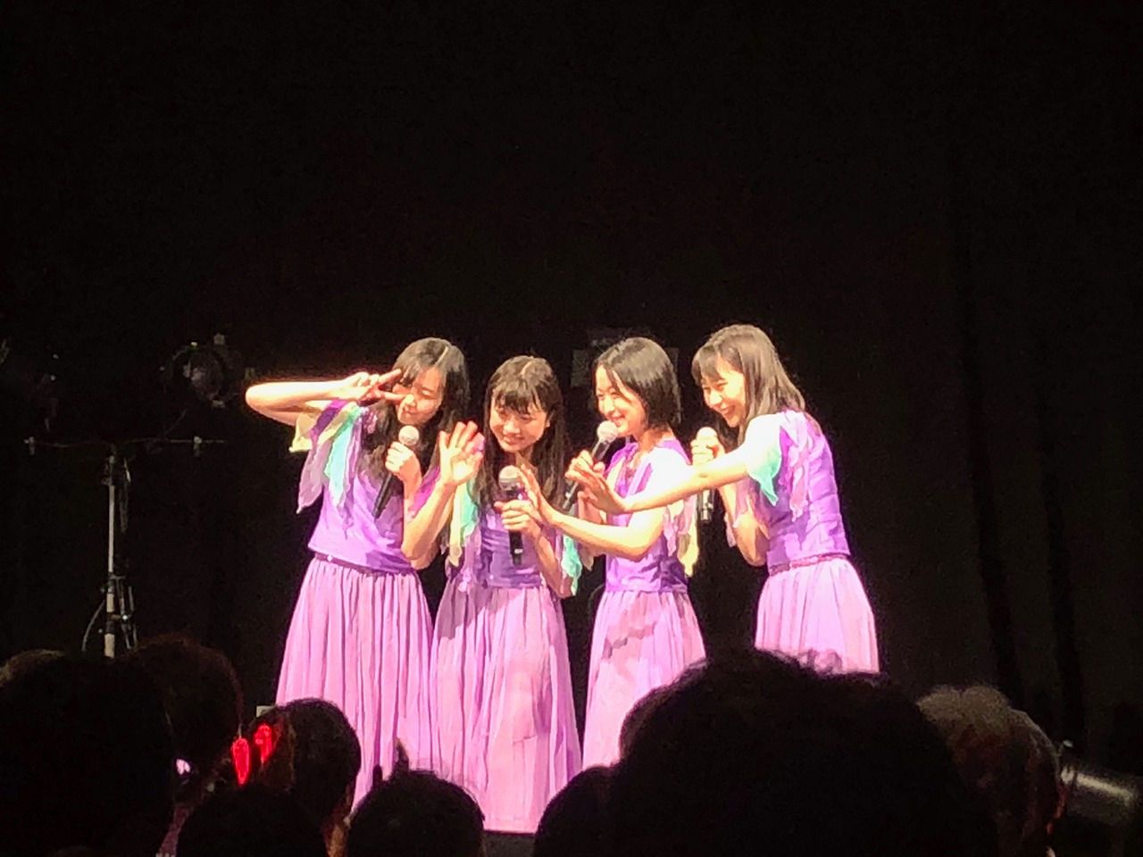東京女子流「復刻版！定期ライブ」2017年12月11日公演の様子。（写真提供：エイベックス）