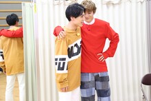 肩を組むユースケとユーキ。