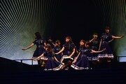 「語るなら未来を…」を披露するけやき坂46。