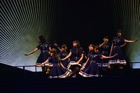 「語るなら未来を…」を披露するけやき坂46。