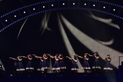 「語るなら未来を…」を披露するけやき坂46。