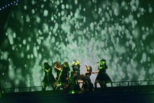 「語るなら未来を…」を披露するけやき坂46。