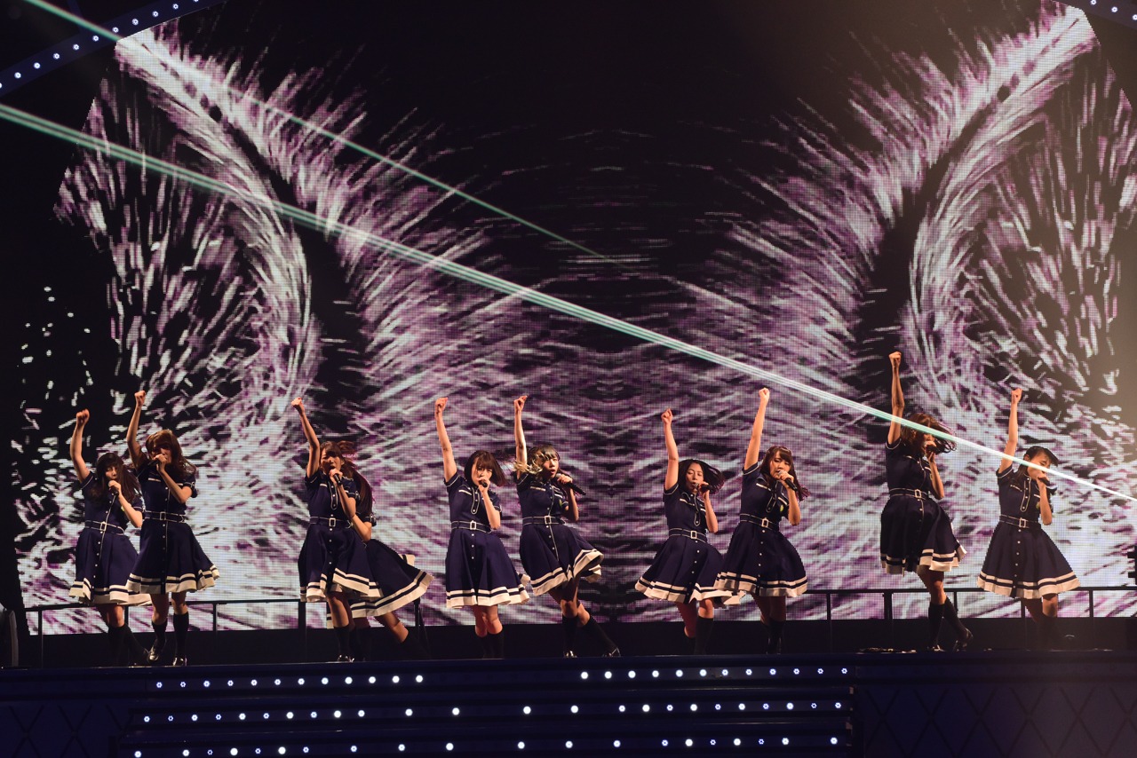 「語るなら未来を…」を披露するけやき坂46。
