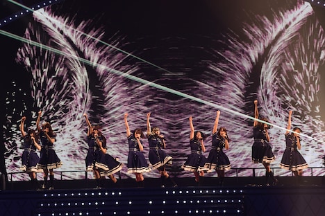 「語るなら未来を…」を披露するけやき坂46。