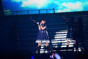 「世界には愛しかない」を披露するけやき坂46。