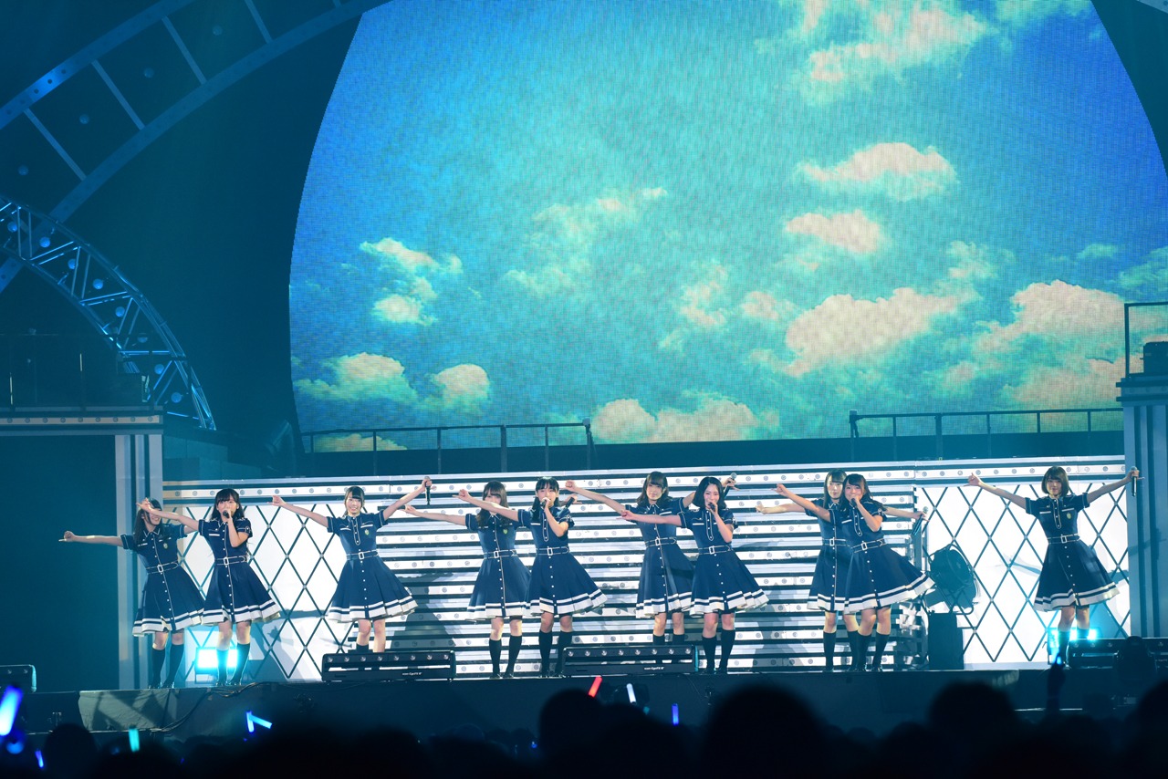 「世界には愛しかない」を披露するけやき坂46。