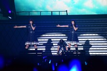 「世界には愛しかない」を披露するけやき坂46。