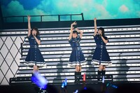 「世界には愛しかない」を披露するけやき坂46。