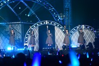 「ここにない足跡」を披露するけやき坂46。