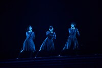 「AM1:27」を披露するけやき坂46。