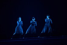 「AM1:27」を披露するけやき坂46。