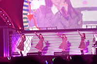 「猫の名前」を披露するけやき坂46。