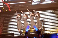 「猫の名前」を披露するけやき坂46。