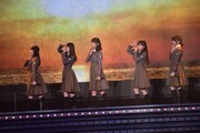 「沈黙した恋人よ」を披露するけやき坂46。
