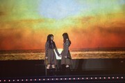「沈黙した恋人よ」を披露するけやき坂46。