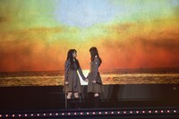 「沈黙した恋人よ」を披露するけやき坂46。