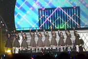 「パフォーマンスメドレー」を披露するけやき坂46。